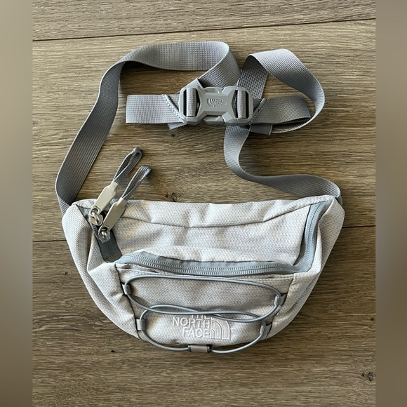 NWOT The North Face Light Gray Belt Bag - Picture 1 of 11
